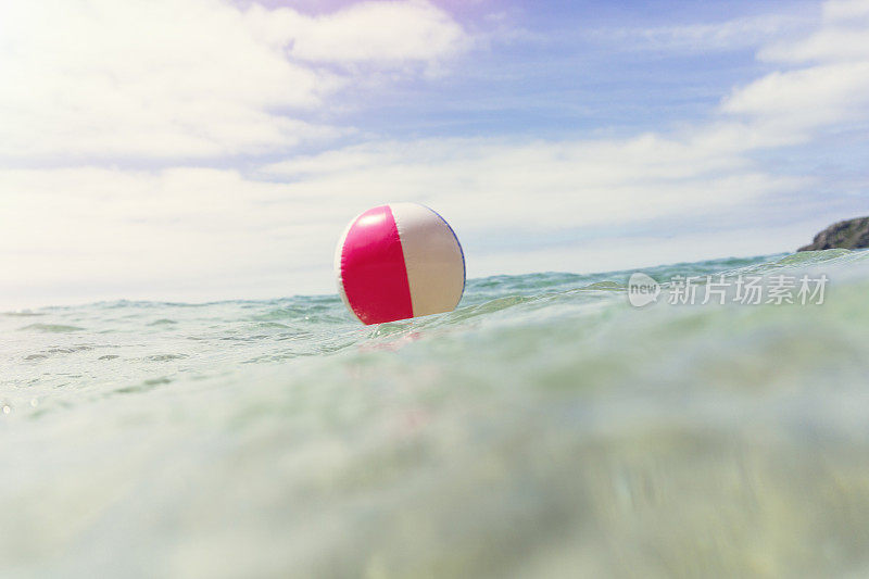 浮在清澈湛蓝的海面上的沙滩球，Pedn Vounder，康沃尔